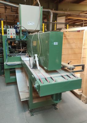 une machine qui travaille sur une pièce de bois