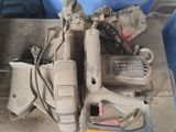 un tas d'outils posé sur une table