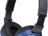 Les écouteurs Sony sont bleus et noirs.