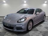 La Porsche Panamera est garée sur un sol en carrelage à damier