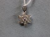 un collier en argent orné d'un motif floral