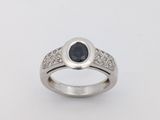 un gros plan d'une bague sertie d'un diamant noir