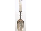 une cuillère ancienne en argent dont le manche est orné d'un motif représentant un dragon