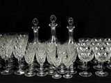 beaucoup de verres à vin et une carafe sur la table