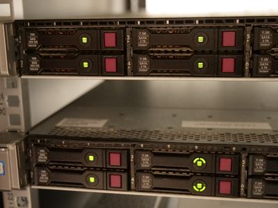 un rack contenant de nombreux types de serveurs différents