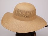 un gros plan sur un chapeau posé sur un mannequin, un mannequin, un mannequin, un mannequin, un mannequin, un mannequin, un mannequin, un mannequin