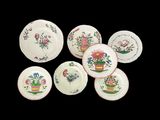 plusieurs assiettes ornées de fleurs et d'oiseaux peints sur fond noir