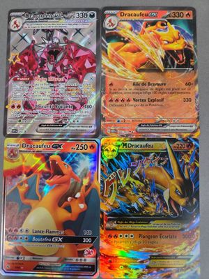 quatre cartes Pokémon différentes, avec des couleurs et des motifs variés