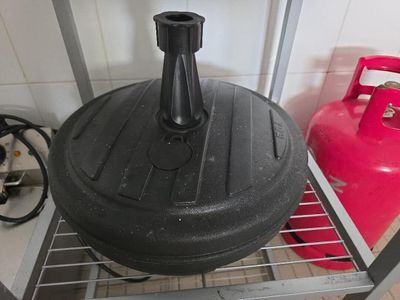 une grande casserole noire posée sur une grille métallique