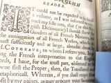 un livre ouvert avec l'image d'un oiseau dessus