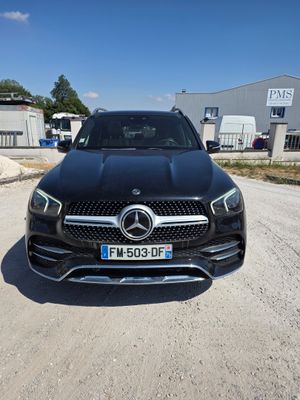 l'avant d'un SUV Mercedes noir garé sur un chemin de terre