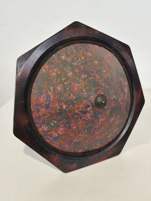une photo d'une petite horloge en bois posée sur une surface blanche