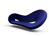 fauteuil bleu aux lignes courbes posé sur une surface blanche, avec un fond blanc