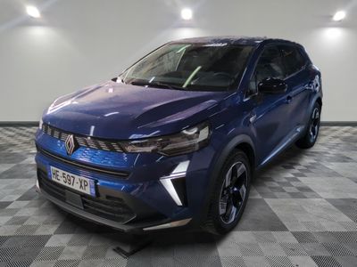 un 4x4 bleu garé dans un garage au sol en damier