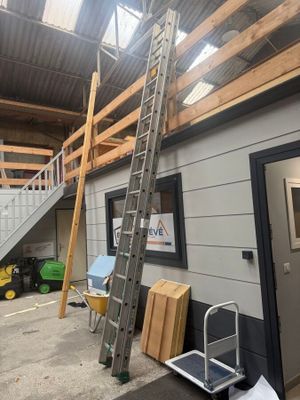 une échelle appuyée contre un immeuble