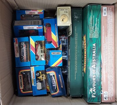 une boîte en carton remplie de jouets et d'appareils électroniques en tout genre