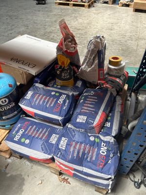 de nombreux sacs de nourriture posés sur une palette dans un entrepôt