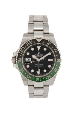 un gros plan d'une montre-bracelet dotée d'une lunette verte