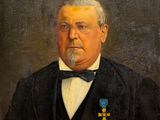 tableau représentant un homme en costume-cravate, une médaille sur la poitrine