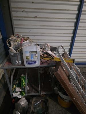 une image d'un tas de ferraille dans un garage