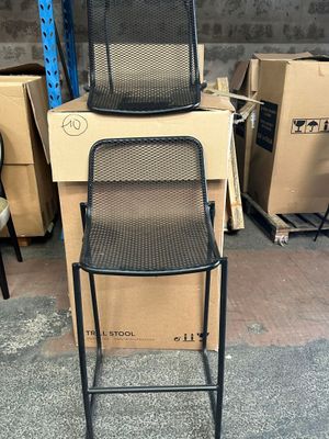 une pile de chaises posées sur un carton