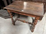 une petite table avec un plateau en bois posée à même le sol