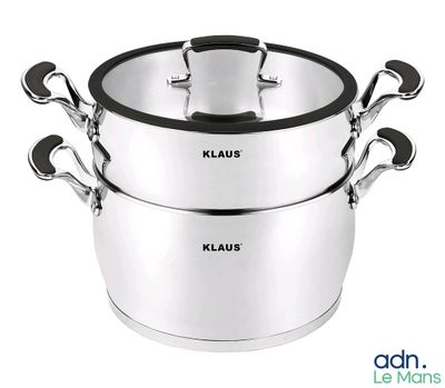 deux casseroles en acier inoxydable, munies de poignées, sont empilées l'une sur l'autre