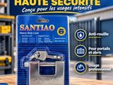 un gros plan d'un cadenas en métal posé sur une table en bois
