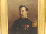portrait d'un homme en uniforme militaire tenant une tasse