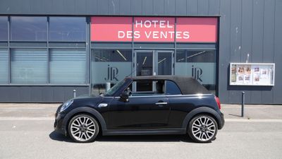 La voiture est garée devant l'Hôtel des Ventes.