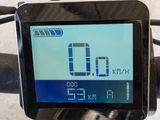 un écran numérique fixé sur le guidon d'un vélo