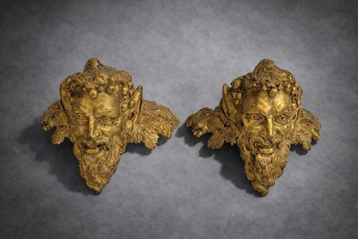 paire de têtes en bronze doré représentant un homme et une femme