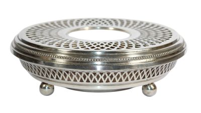 une image représentant une assiette en argent ornée d'un motif décoratif