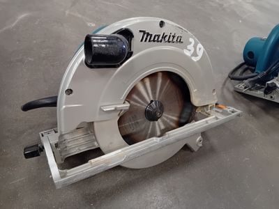 a circular saw sitting on the floor next to a circular saw