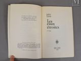 quelqu'un tient un livre ouvert sur une surface grise