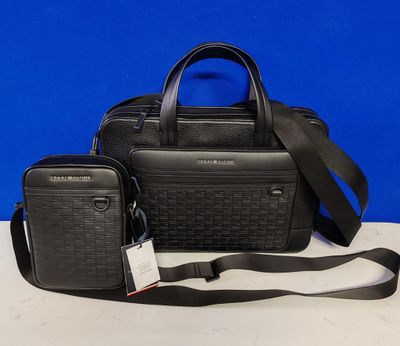 un sac noir et un téléphone portable posés sur une table