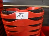 un panier rouge muni d'une poignée noire et d'une étiquette blanche