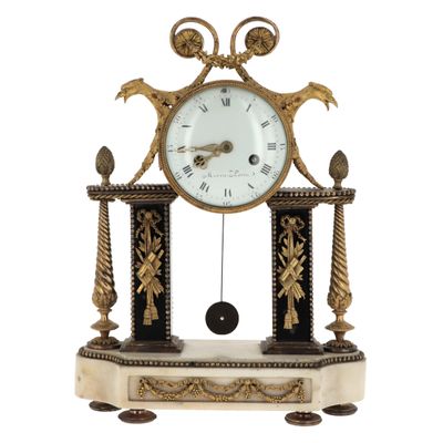 Une pendule portique en bronze doré, En marbre blanc et marb… - Photo 1