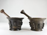 paire de mortiers anciens avec des manches en bois sur fond blanc