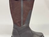 un gros plan sur une paire de bottes posées sur une surface blanche