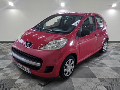 la petite voiture rouge est garée sur un sol en damier
