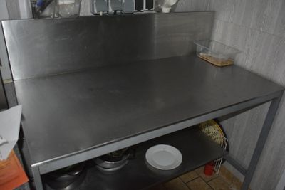Table de préparation inox à dosseret, larg 140, en l'état - Photo 1
