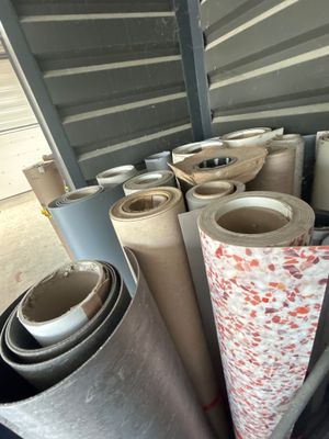 de nombreux rouleaux de papier qui traînent par terre