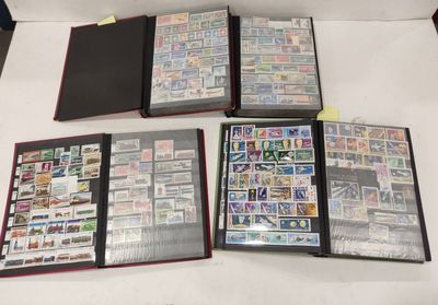 beaucoup de timbres dans une chemise sur la table