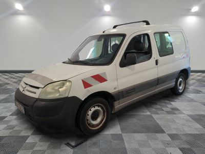 une camionnette blanche garée sur un sol en damier