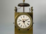 une petite horloge surmontée d'une cloche