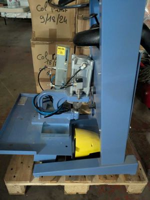une machine posée sur une palette dans un entrepôt