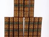 une pile de vieux livres posée sur une table blanche