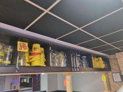 une étagère sur laquelle sont posés de nombreux verres à bière