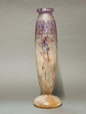 un vase posé sur un socle, sur une surface grise